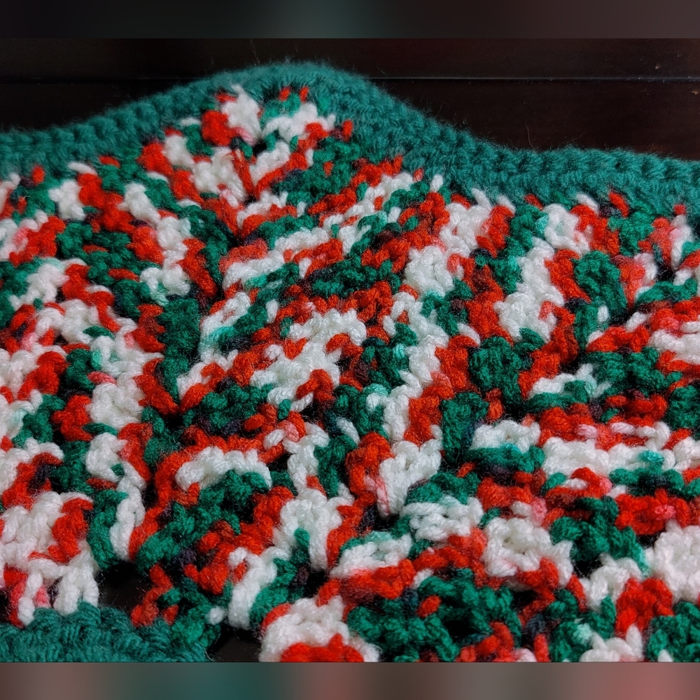 Festive Green & Red Hand Crocheted Christmas Doily, Vintage Festive Table Decor - Picture 7 of 10